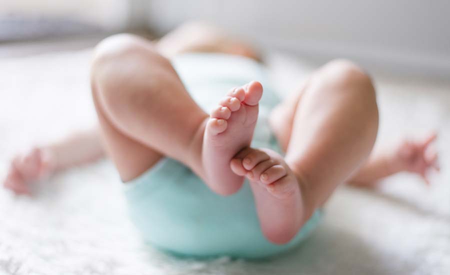 Bebé con los pies levantados
